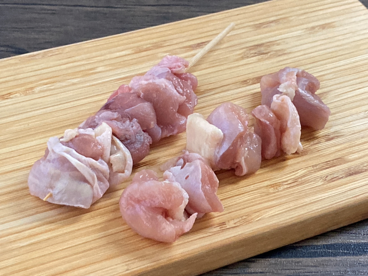 国産の鶏もも肉を15cm丸串で打ちました。
