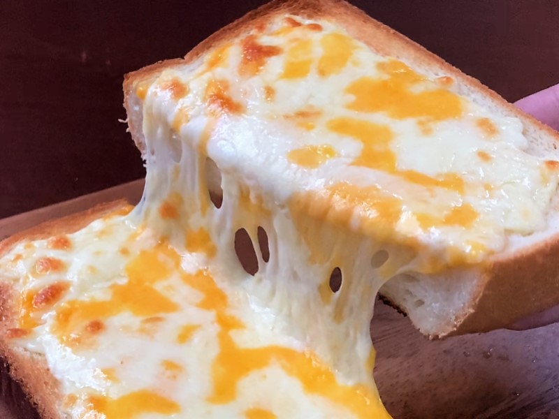目で見て「いくつかのチーズが使われている」ことがわかる