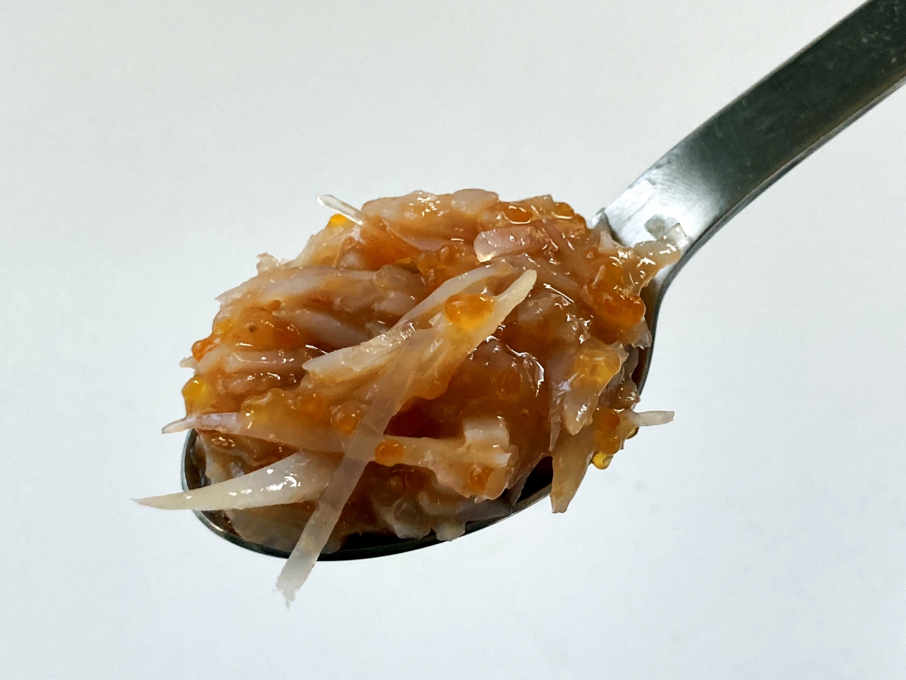 コリコリ軟骨に、なめらかな梅肉とかつおの風味、トビウオ卵のプチプチ食感