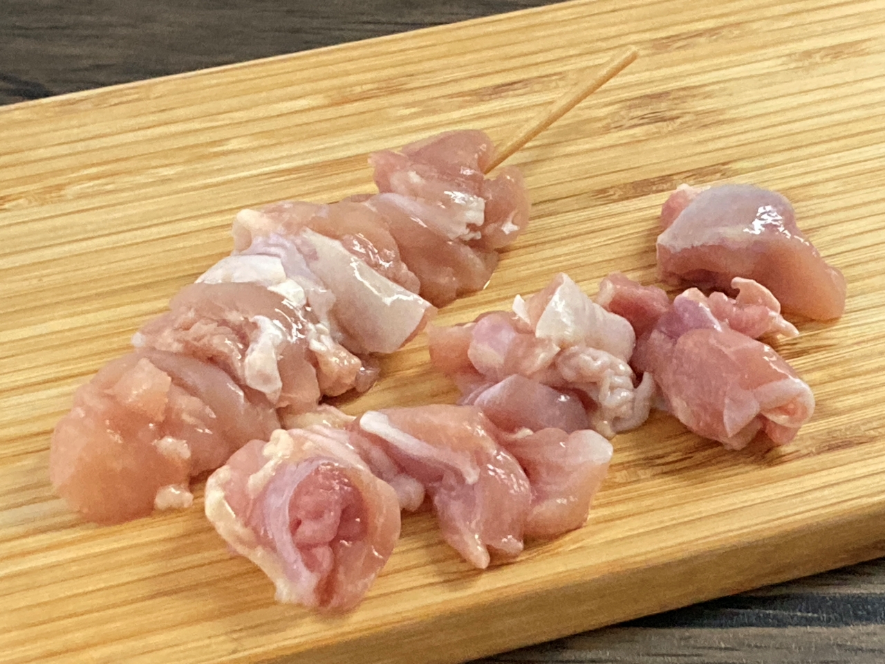 タイ産の鶏もも肉を15cm丸串で打ちました。