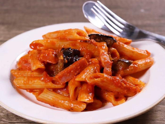 乱切りナスとベーコンのペンネアラビアータ 1食