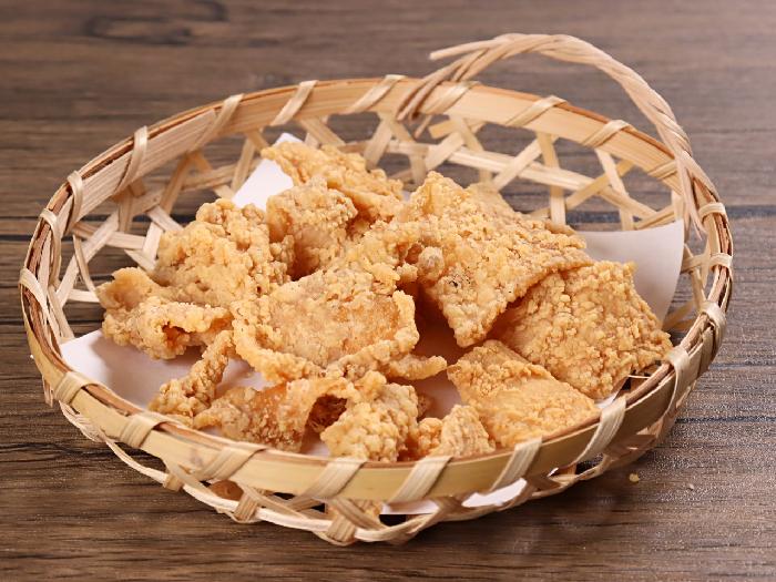かりポリおつまみ鶏皮揚げ（プリフライ） 500g