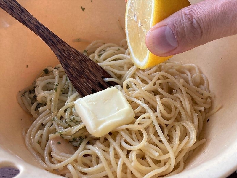 パスタにバターとレモン果汁をまぜる