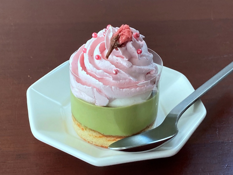 桜と抹茶のムースケーキ
