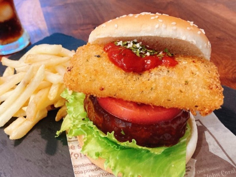 バンズに挟んでフライドモッツァバーガー