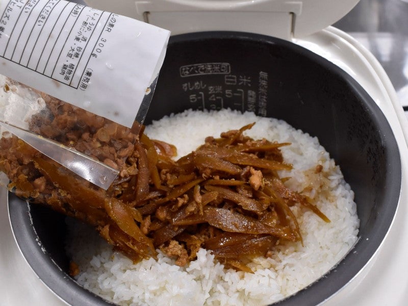 炊きあがったごはんとよく混ぜ合わせる