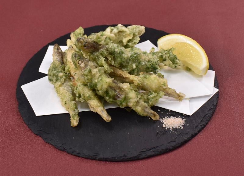 十和田湖産わかさぎの福島産あおさ衣の天ぷら