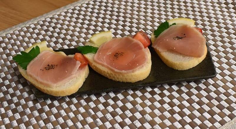 気仙沼産かじきスモーク生ハムブルスケッタ