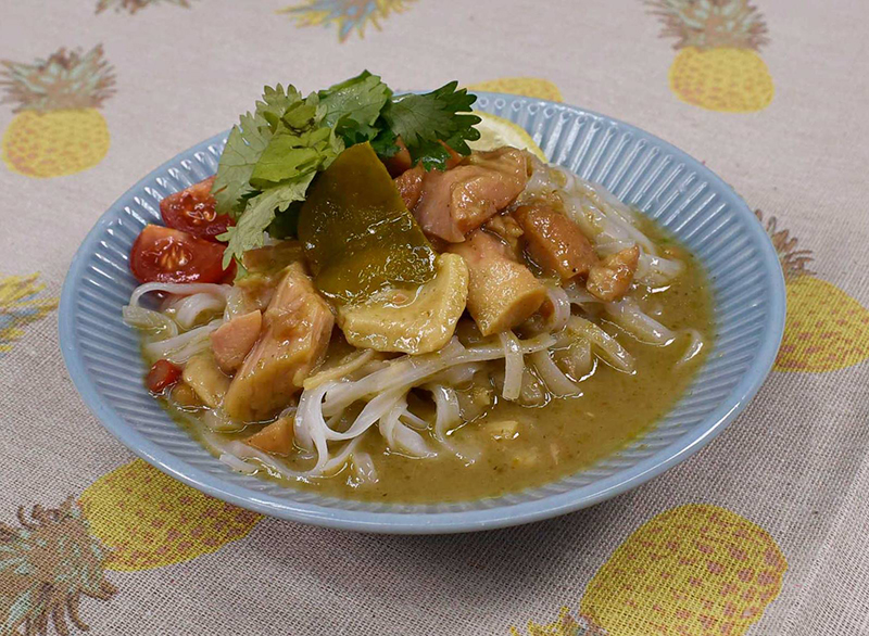 グリーンカレーに米麺（フォー）を入れた食欲そそる軽食にも最適なアジアンメニューです。
