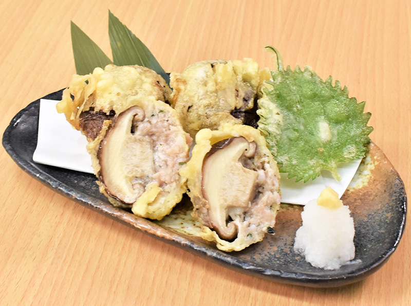 しいたけの肉詰めを、炭酸系のお酒のおつまみに合うように天ぷらに仕上げました。