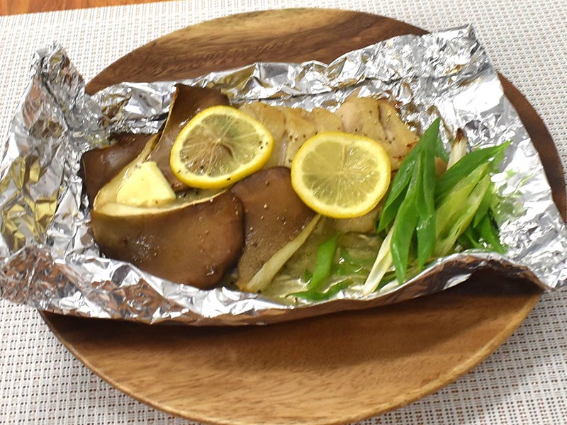 チキンと黒あわび茸のレモンバター焼き