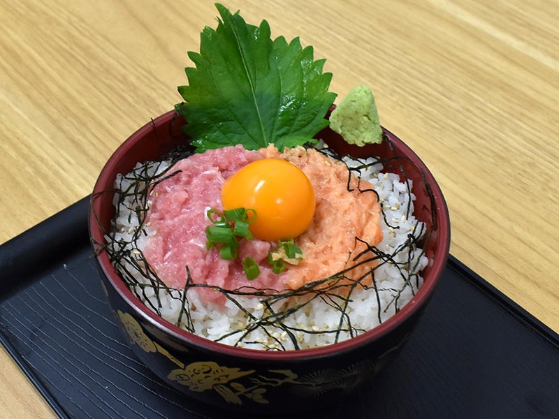 マグロとサーモンのねぎとろ欲張り丼