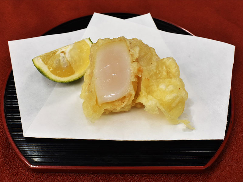 刺身用の生食ホタテだからできる、中心部分がレアな天ぷらです。