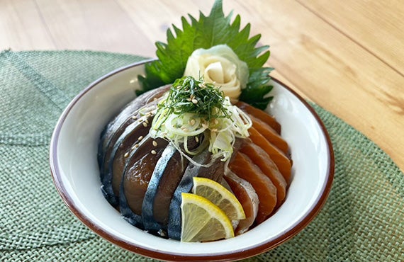 2つの商品を合い盛りにした海鮮丼もおすすめ